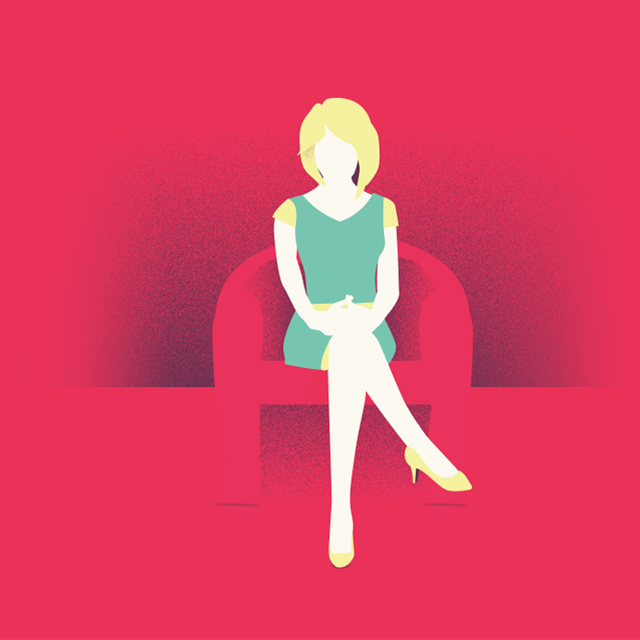 Une femme assise dans un fauteuil